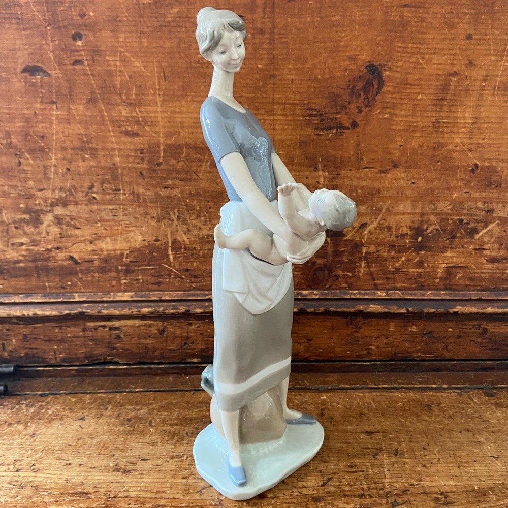 SOLD LLADRO Mother Holding Child Figurine #4575 “Motherhood”